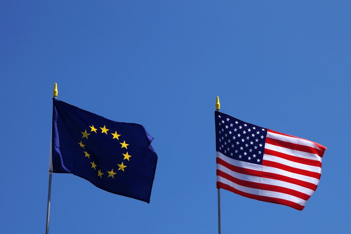 The picture shows the flags of the EU and the USA.