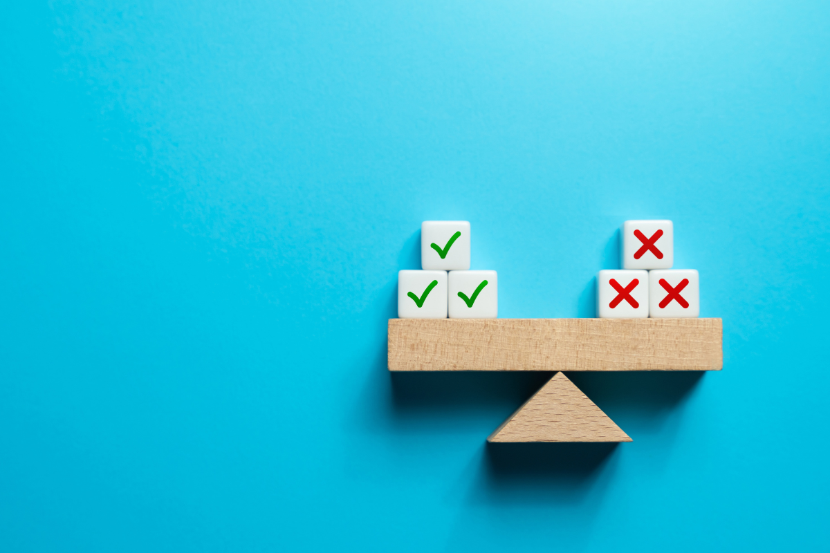The picture shows a scale, which symbolizes that it is necessary to take the examples of the USA and the EU and find a balance between the two approaches in the mindset of "the U.S. innovates, and the EU regulates".